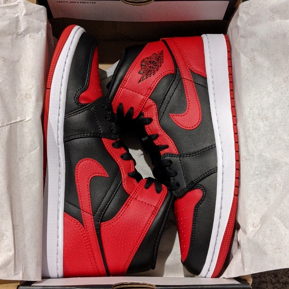 Men's Jordan 1 mids "Banned" 2020